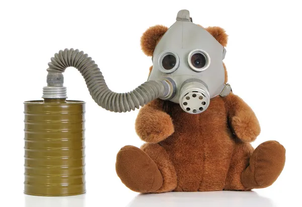 Urso de brinquedo macio com máscara de gás — Fotografia de Stock