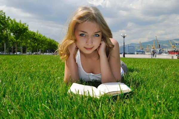 Chica leyendo al aire libre —  Fotos de Stock