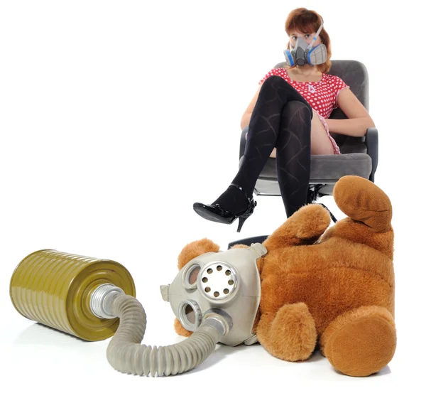 Dívka s respirátor a plyšová hračka — Stock fotografie