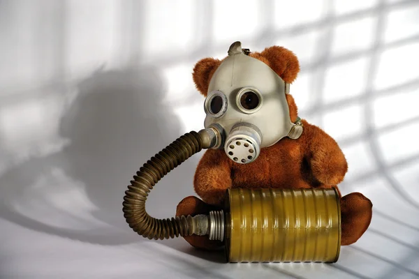 Oso de juguete suave con máscara de gas — Foto de Stock