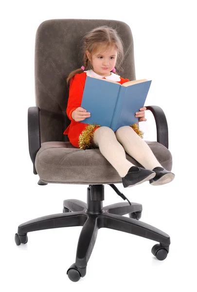 Kleines Mädchen Mit Aufgeschlagenem Buch Sessel Auf Weißem Hintergrund — Stockfoto