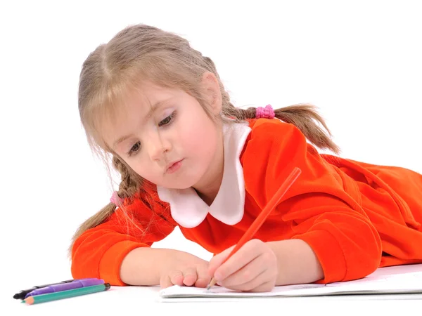 かわいい幼稚園女の子床に鉛筆で描きます 白で隔離されます — ストック写真