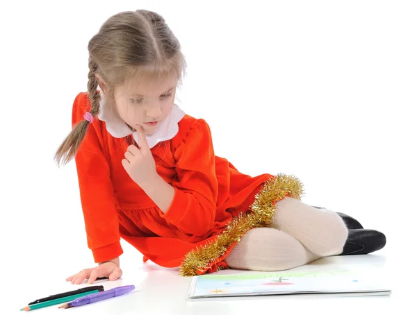 Schattig Preschool Meisje Kijken Naar Tekening Geïsoleerd Wit — Stockfoto