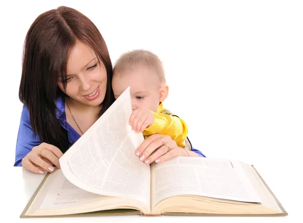 Moeder en zoon lezen. — Stockfoto