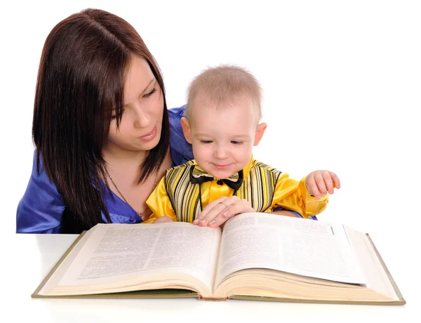 Mutter und Sohn lesen. — Stockfoto