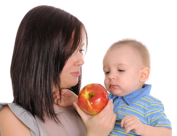 Mãe, o filho e uma maçã — Fotografia de Stock