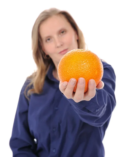 Jovem mulher e laranja — Fotografia de Stock