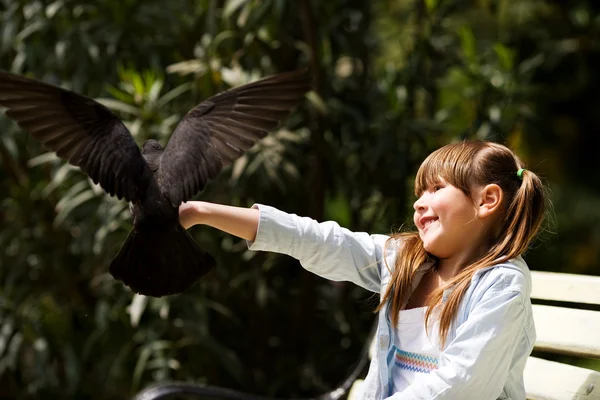 Menina alimentando pombo — Fotografia de Stock