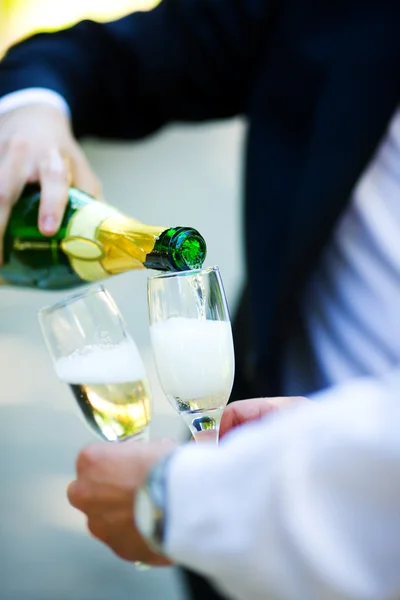 Champagner einschenken — Stockfoto