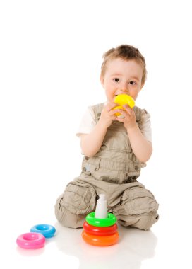 beyaz izole renkli oyuncakla oynarken bir yıl çocuk