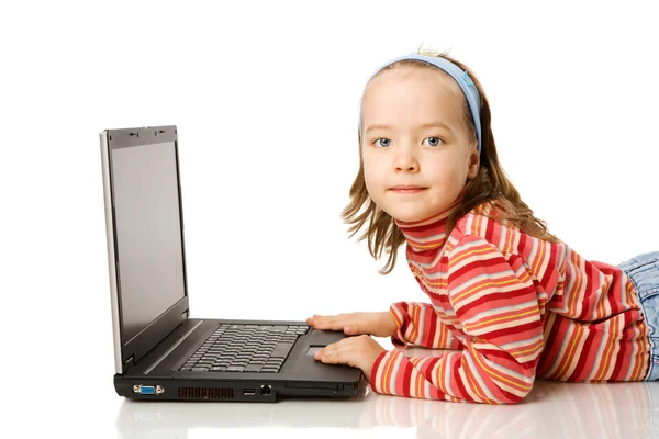 Κορίτσι πληκτρολογώντας μήνυμα — Φωτογραφία Αρχείου