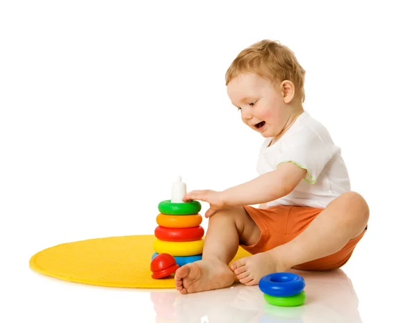 Menino Brincando Com Brinquedo Pirâmide Colorido Isolado Branco — Fotografia de Stock