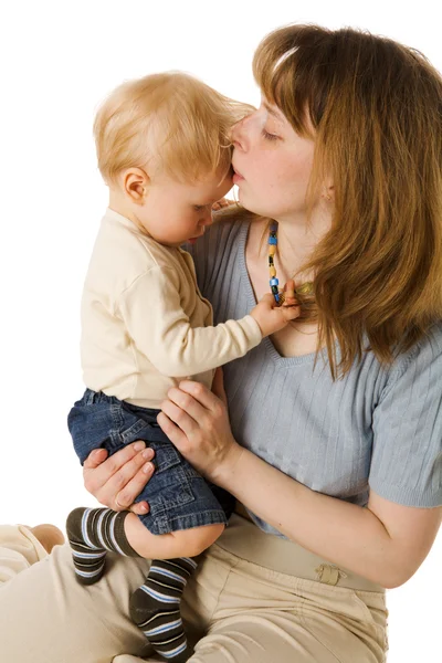 Moeder kussen zoon — Stockfoto