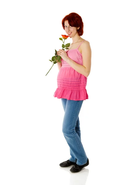赤毛の白で隔離される花を保持している妊娠中の女性 — ストック写真