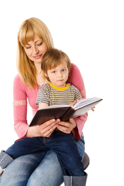 Mutter liest Buch — Stockfoto