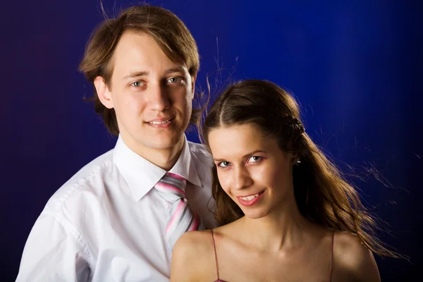 カラフルな背景の上に一緒に保持している幸せなカップル — ストック写真