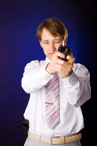 Yakışıklı Genç Adamın Elinde Silah Izole Portresi — Stok fotoğraf