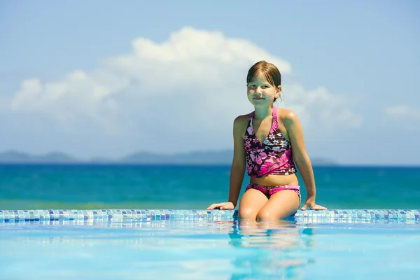 Šťastný Usměvavá Holčička Bazénu Blízkosti Oceánu — Stock fotografie