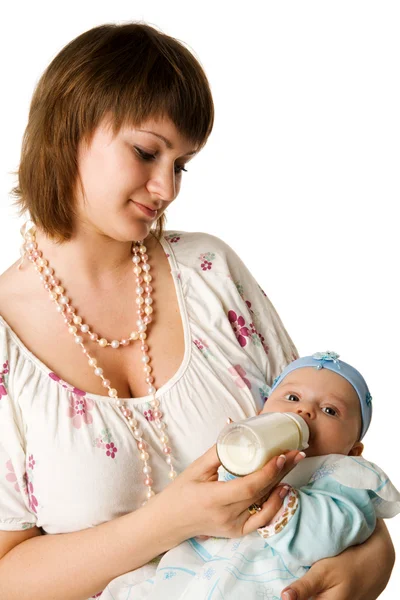 Matka krmí dítě — Stock fotografie