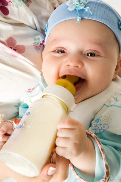ボトルの笑みを浮かべてから食べて愛らしい ヶ月の赤ちゃん — ストック写真
