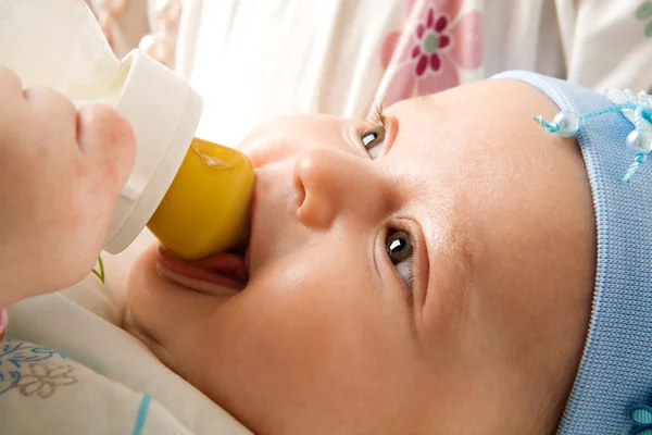 Schattig Drie Maand Baby Eten Uit Fles Glimlachen — Stockfoto