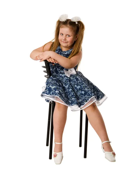 Μικρό Κορίτσι Που Κάθεται Στην Καρέκλα Που Απομονώνονται Λευκό — Φωτογραφία Αρχείου