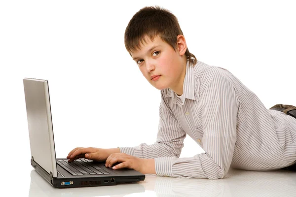 Dez Anos Boy Surfando Rede Isolada Branco — Fotografia de Stock