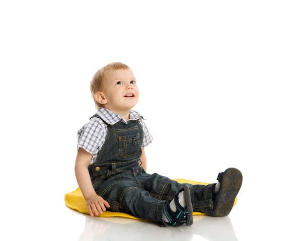 Dwuletni Chłopiec Siedzi Podłodze Białym Tle — Zdjęcie stockowe