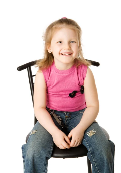 Kleines Mädchen Sitzt Isoliert Auf Weißem Stuhl — Stockfoto