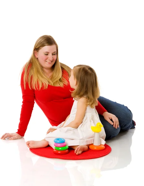 Mutter Und Tochter Spielen Zusammen Isoliert Auf Weißem Grund — Stockfoto
