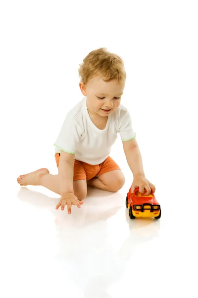 Junge hält Spielzeug in der Hand — Stockfoto