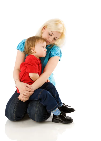 Mãe reconfortante filho — Fotografia de Stock