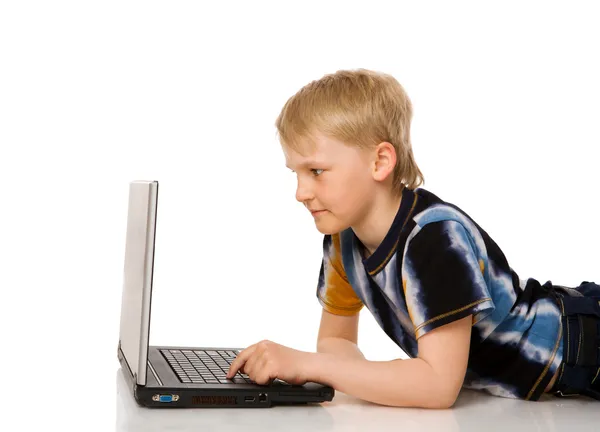 Junge surft im Netz — Stockfoto