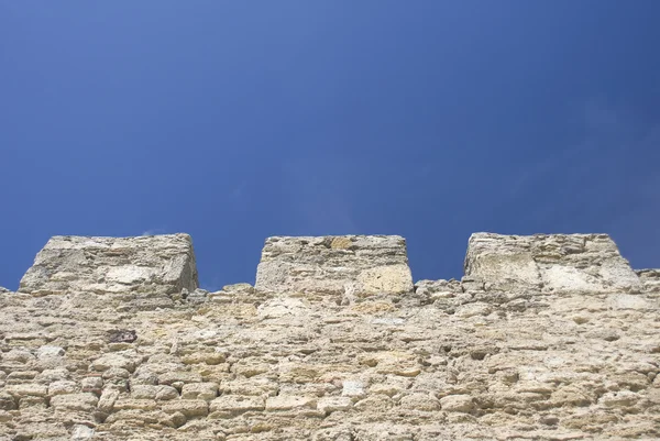 Merloner av en gammal fästning vägg — Stockfoto