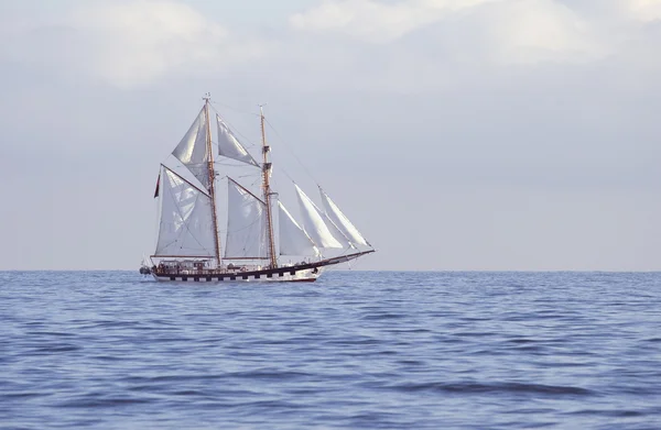 Vysoké lodi na moři — Stock fotografie