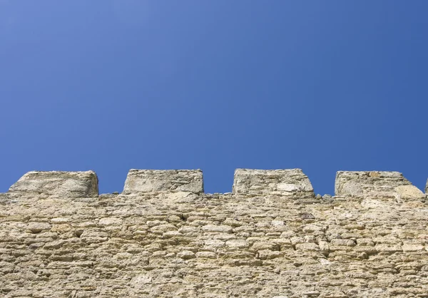 Merlons de una antigua muralla de fortaleza —  Fotos de Stock
