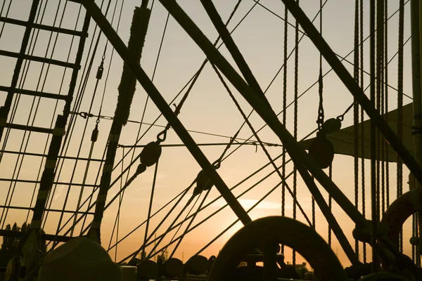 Olinowanie statku w zachodzie słońca — Zdjęcie stockowe