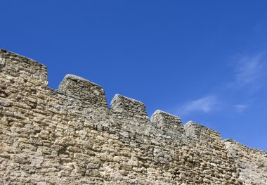 eski bir kale duvarının merlons