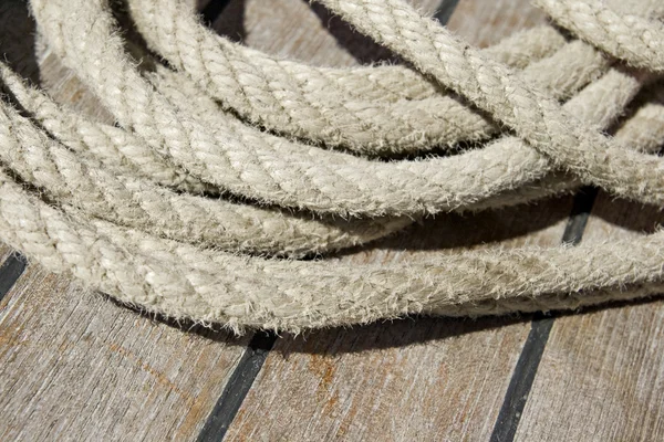 Cuerdas en una cubierta — Foto de Stock
