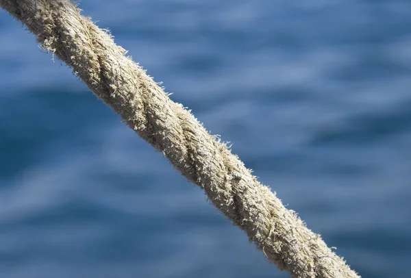 Rope against sea water — Stock Photo, Image