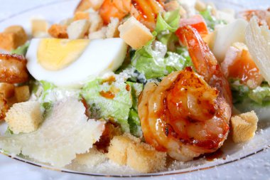 kaplan karides, peynir ve yeşillikleri salatası