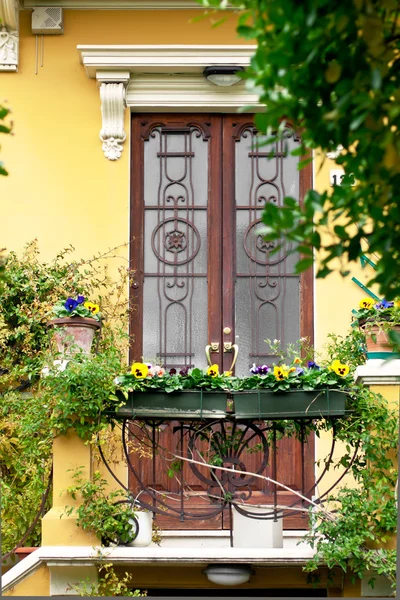 Pretty Yellow Italian House Dveře Květiny — Stock fotografie