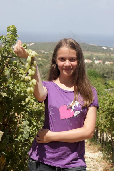 Подросток держит виноград — стоковое фото