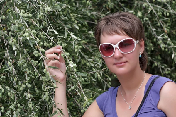 Woman poses in olive plantation — Stock Photo, Image