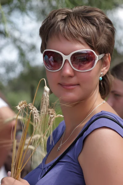小麦の耳を持つ女性のポーズ — ストック写真