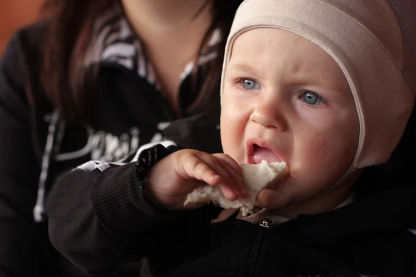 Мальчик кусает хлеб — стоковое фото