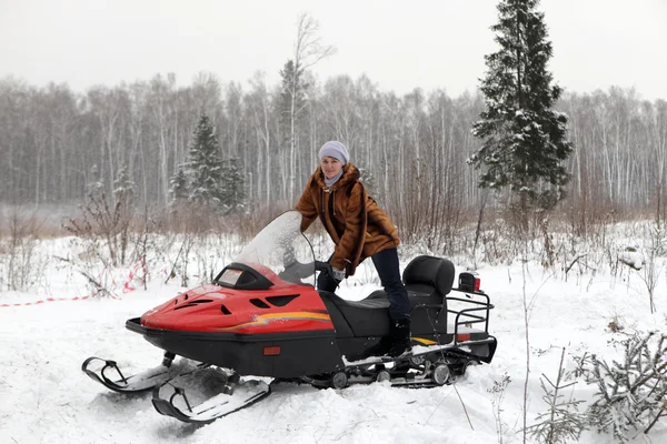 Vrouw Rood Sneeuwscooter Winter Bos Rusland — Stockfoto