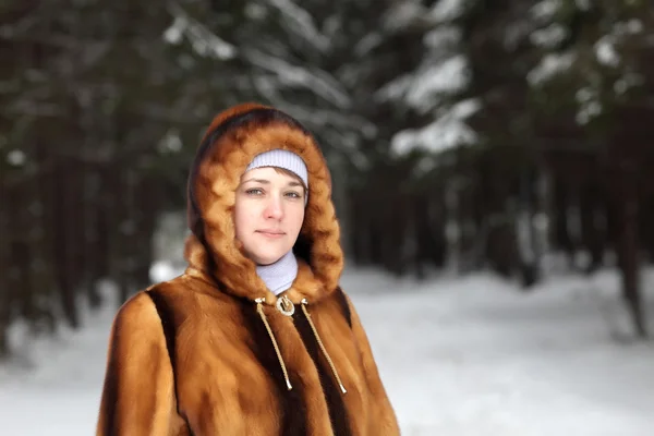 Женщина Позирует Хвойном Лесу Россия — стоковое фото