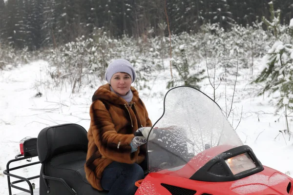 Mulher Posa Snowmobile Floresta Rússia — Fotografia de Stock