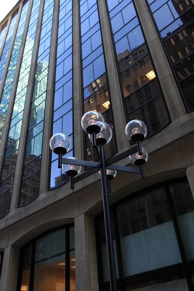 Pouliční lampa před mrakodrap — Stock fotografie
